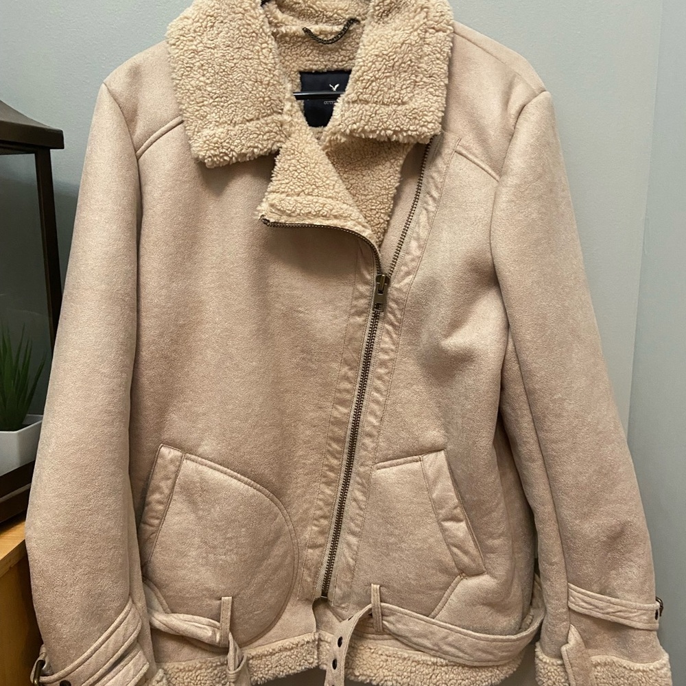 American eagle women’s cream colored fleece jacket size large